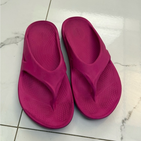 Oofos Vibrant Pink Flip Flops Size W11 - Picture 1 of 8